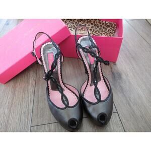BETSEY JOHNSON Madeline Vero Cuoio Metallic Grey Studded T-Strap High Heels Sz 8